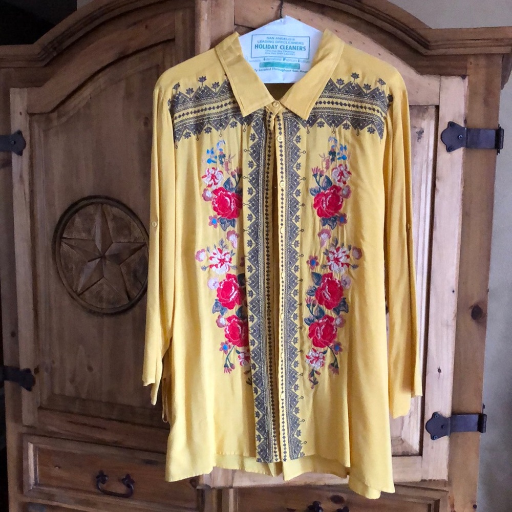 Beautiful yellow long sleeve button down embroidered top 2x